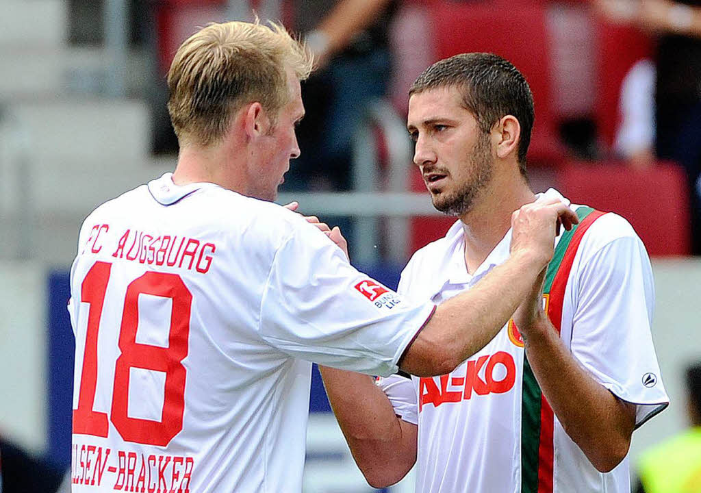 Teamkollege Jan-Ingwer Callsen-Bracker (l.) gratuliert dem Doppeltorschtzen.