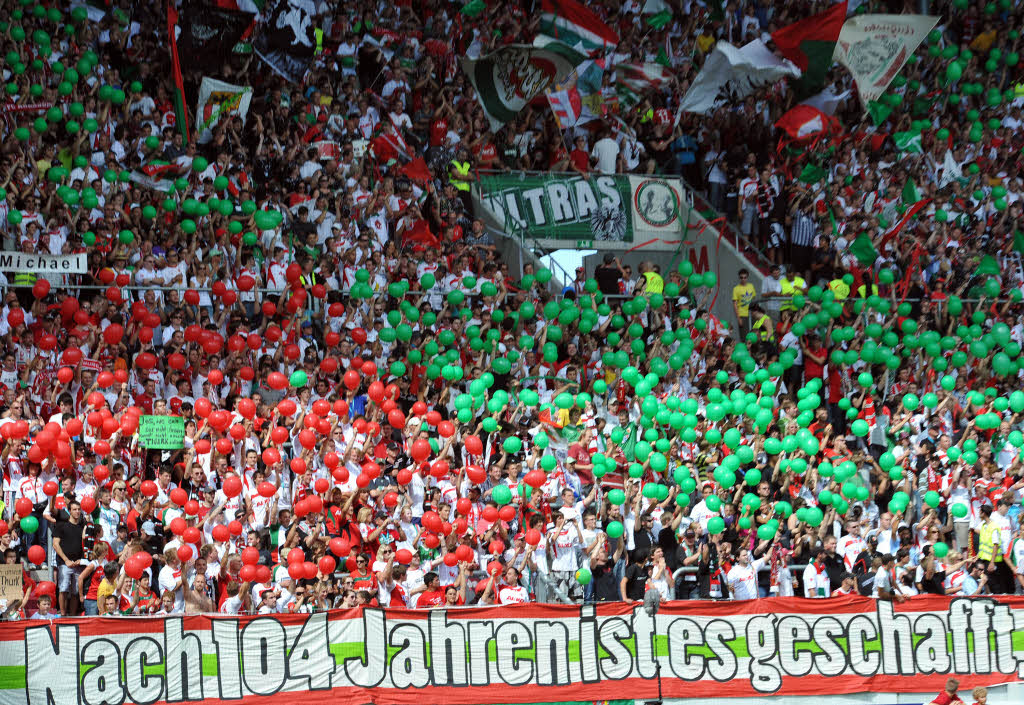 Standesgemes Debt der Augsburger Fans in der 1. Bundesliga.