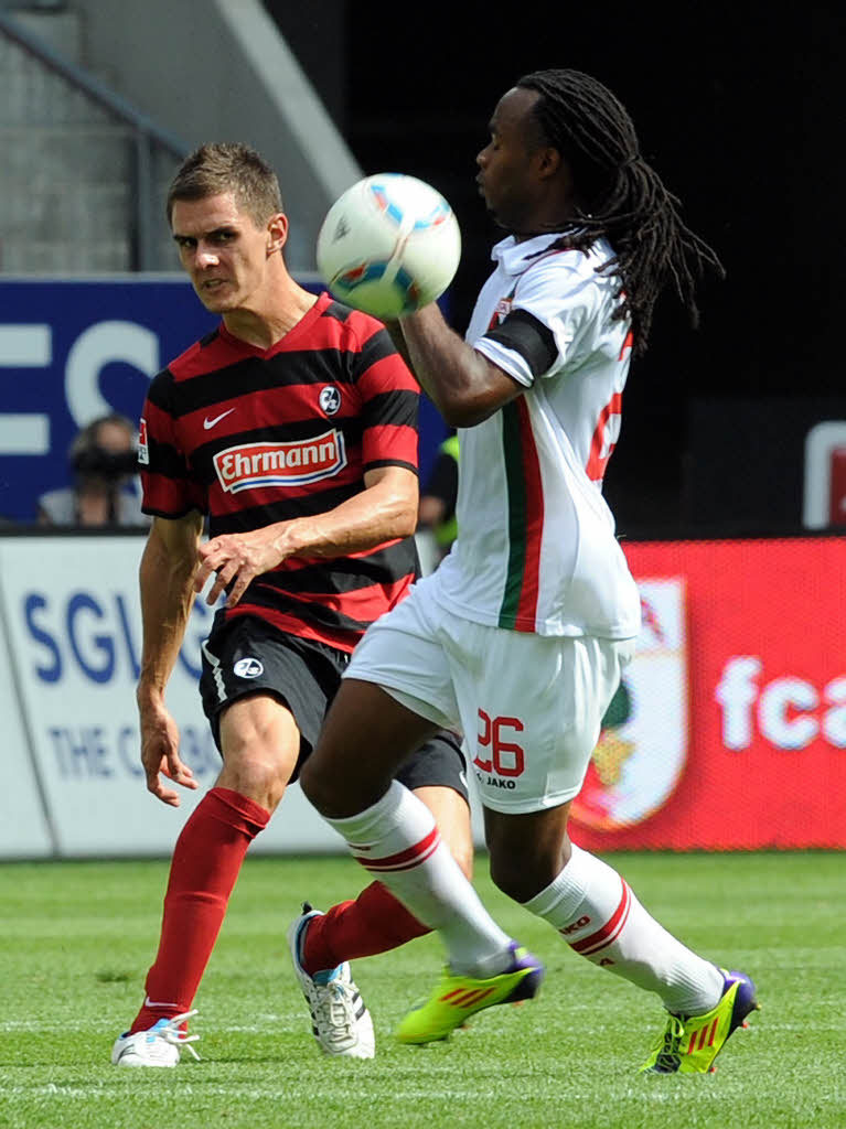 Flum schlgt den Ball an Lorenzo Davids vorbei.