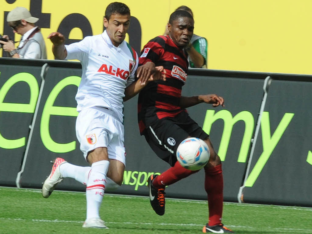 Den Ball fest im Blick: Marcel Ndjeng (l.) und Cedric Makiadi.