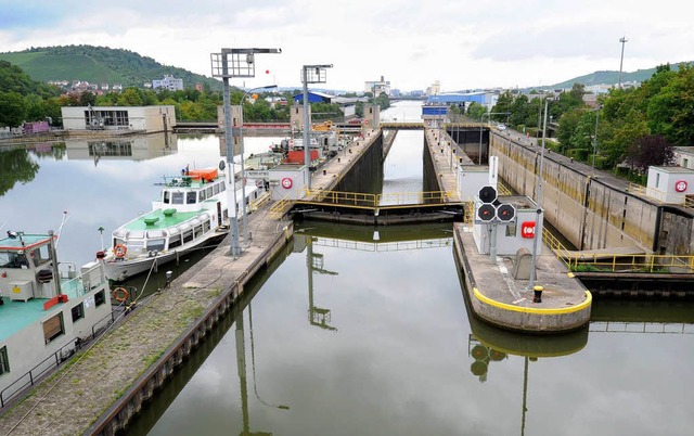 Die Neckarschleuse Obertrkheim. Viele...n Ansprchen der modernen Schifffahrt.  | Foto: dpa