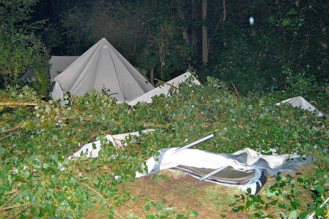 Unwetter: Bume strzen auf Zeltlager