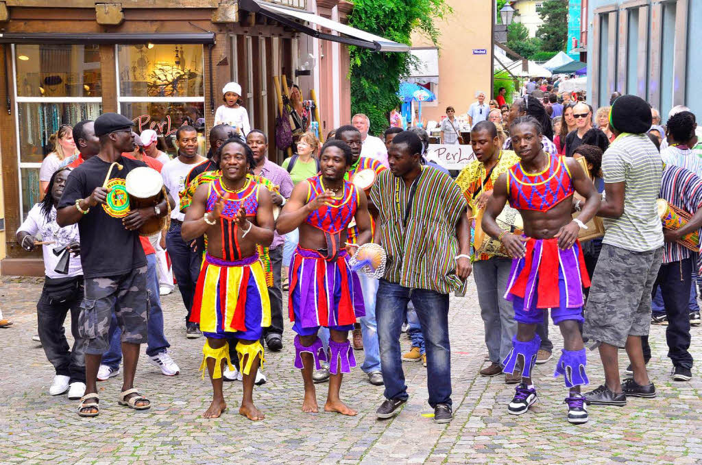 Afrikanische Lebensfreude vermittelten die Akteure  der Straen-Parade den vielen Hundert Besuchern  am Samstagmittag.