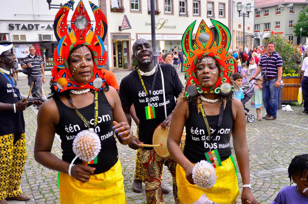 Afrikanische Lebensfreude vermittelten die Akteure  der Straen-Parade den vielen Hundert Besuchern  am Samstagmittag.