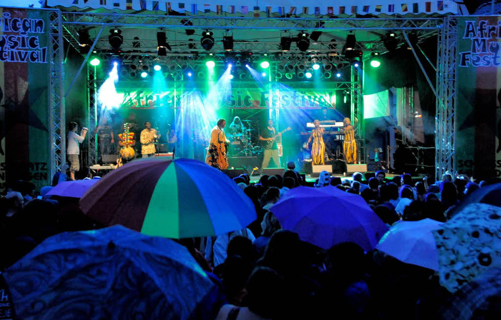 Immer wieder ein Meer von Schirmen vor der Bhne wie hier beim Auftritt von Tiken Jah Fakoly, der Stimme des Westafrikanischen Reggae