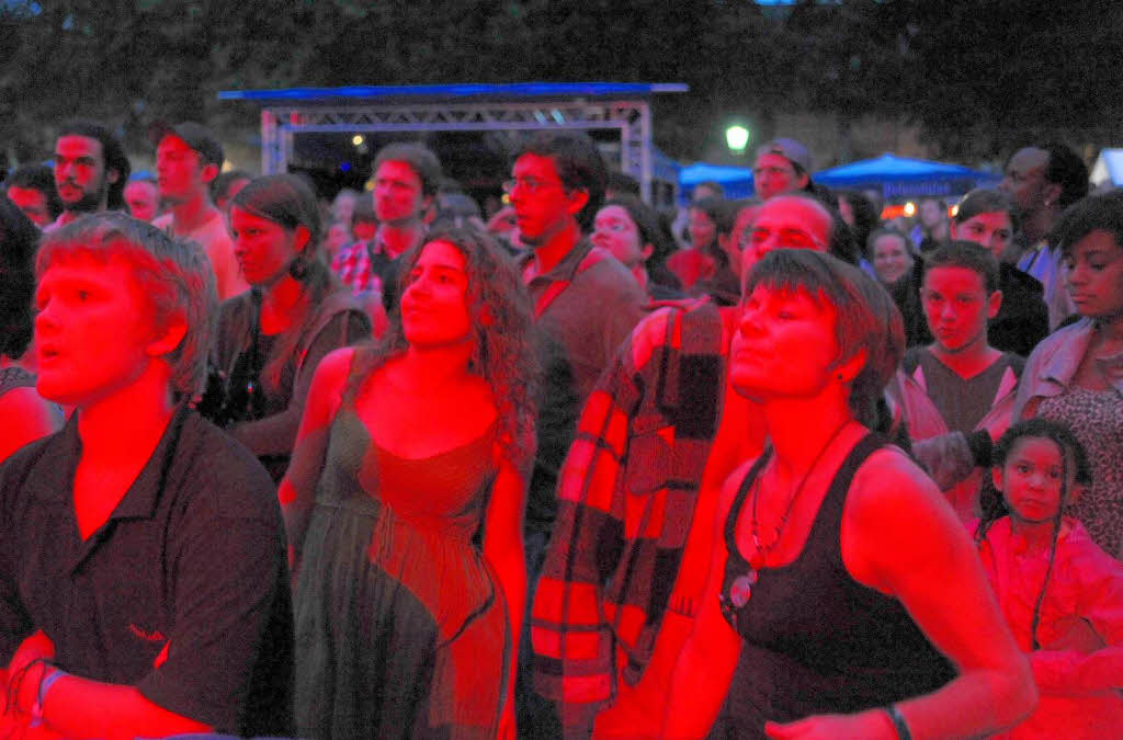 Rot steht fr Extase - Scheinwerfer tauchten auch das Publikum vor der Bhne in stimmungsvolles Licht