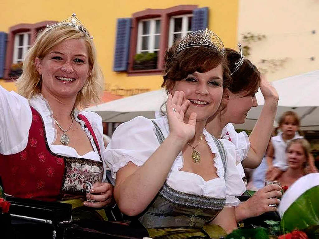 Ein farbenprchtiger Umzug war der Auftakt zum Markgrfler Weinfest in der Fauststadt.
