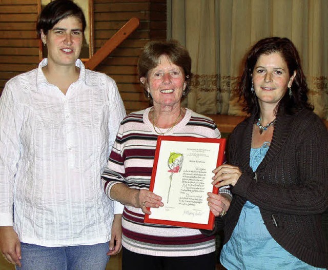 Anita Riesterer (Mitte) wurde fr 25-j...der Chorleiterin  Karin Karle geehrt.   | Foto: Eberhard Gross