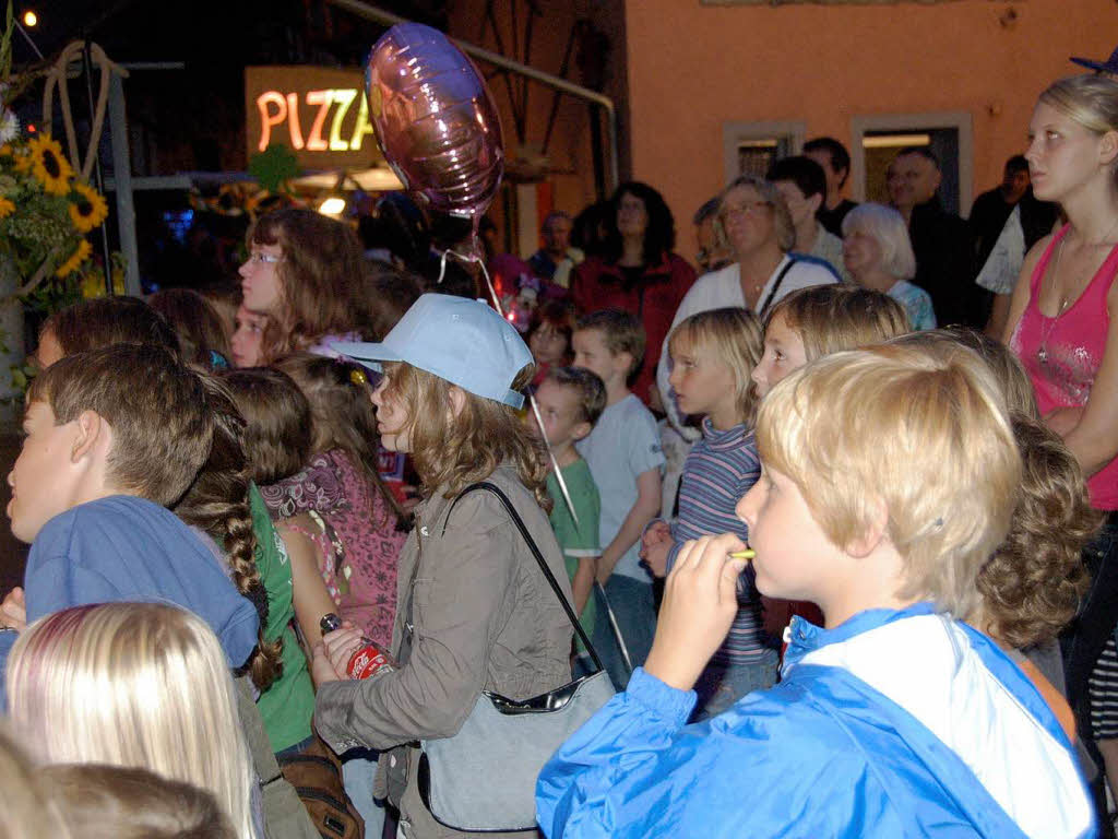 Gespannt verfolgten groe und kleine Gste die Zaubershow von „Junge Junge“.