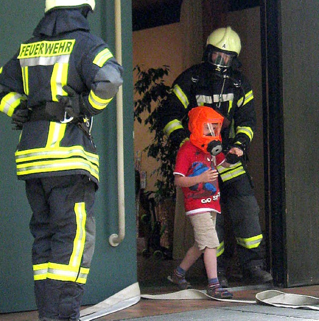 Ein Junge wird mit Atemmaske aus dem Kindergarten &#8222;gerettet&#8220;.  | Foto: Kindergarten