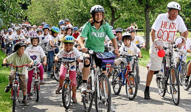 ber 120 Kinder  unternahmen im Rahmen...arrer Bernhard Goetz eine Fahrradtour.  | Foto: herbert trogus