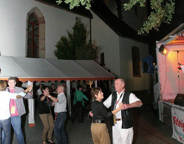 Ein Tnzchen unterm Michel mit den &#8222;Steigerburschen&#8220;.  | Foto: Hans-Jrgen Hege