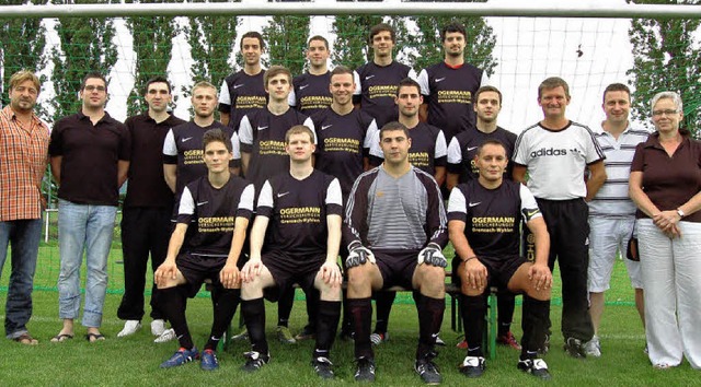 Die erste Mannschaft des 1. FC Grenzac...d Trainer Adam Kowol (3. von rechts).   | Foto: Heinz Vollmar