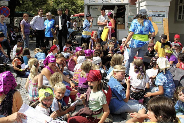 Die  Kinderbande heuerten sogar Brger...r als Ehrenpiraten an (hinten links).   | Foto: fotos: monika weber