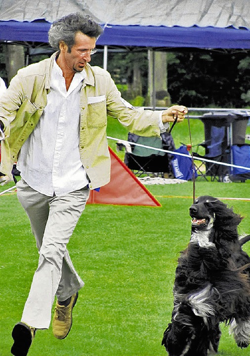 Hund und Herrchen zeigt, wie sportlich sie sind.   | Foto: DORER
