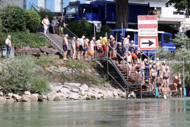 Mehr als 170 stürzten sich in den 21,5 Grad warmen Rhein