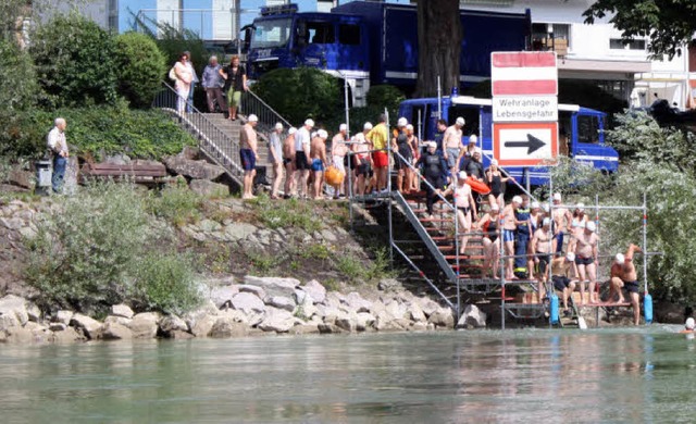 Schlange standen die Teilnehmer zeitweise beim Zwei-Brcken-Schwimmen im Rhein.  | Foto: claudia leber