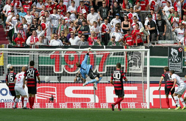 Oliver Baumann im Tor des SC Freiburg ...ebens. Sascha Mlders trifft zum 1:1.   | Foto: Heuberger/dapd