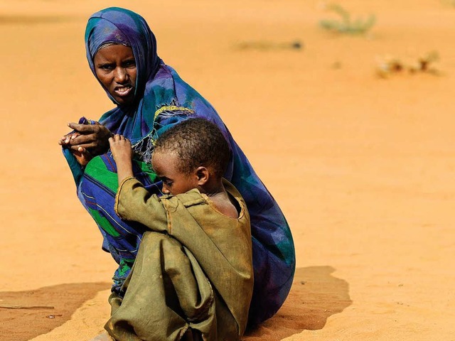 Eine Mutter aus Somalia wartet mit ihr... Flchtlingslager gelassen zu werden.   | Foto: dpa