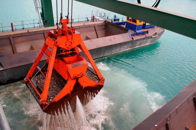 Der neue Katamaran-Schwimmgreifer der ...it einem Hub 13,5 Tonnen Kies frdern.  | Foto: Bianka Pscheidl
