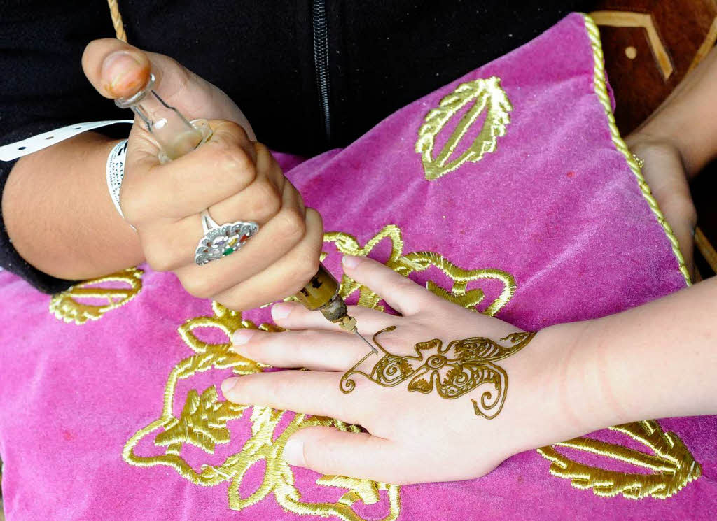 Eine ruhige Hand braucht sowohl die Henna-Malerin, als auch die junge Dame, die nun gut zwei Wochen Krperkunst zeigen kann