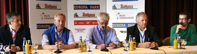 Sie wollen das Frauen-Skispringen  vor...ks). Rechts Moderator Florian Schwarz.  | Foto: Dieter maurer