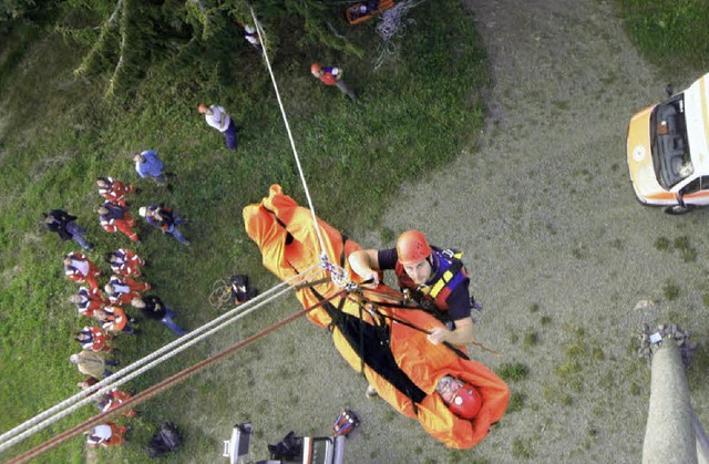 Abwrts geht&#8217;s gut: Aus 29 Meter...acht auf den sicheren Boden gebracht.   | Foto: Bergwacht