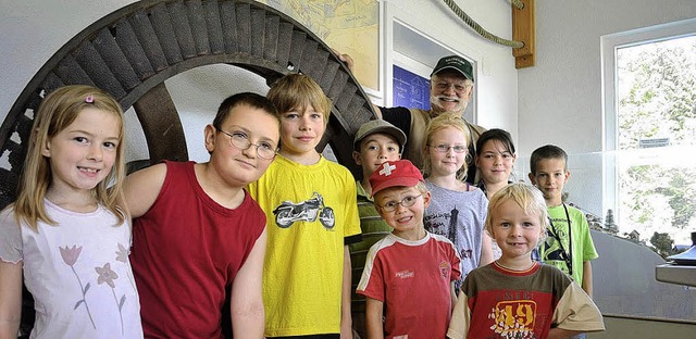 Welch groe Rolle Wasser bei der Energ...erklrte Ulrich Mokinski  den Kindern.  | Foto: Lisa Koschoreck