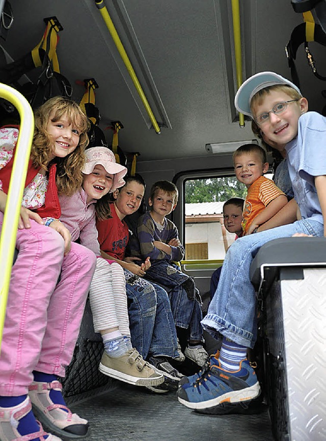 Eine Fahrt im Lschfahrzeug war fr di... Besuch der Feuerwehr  ein Riesenspa.  | Foto: Lux