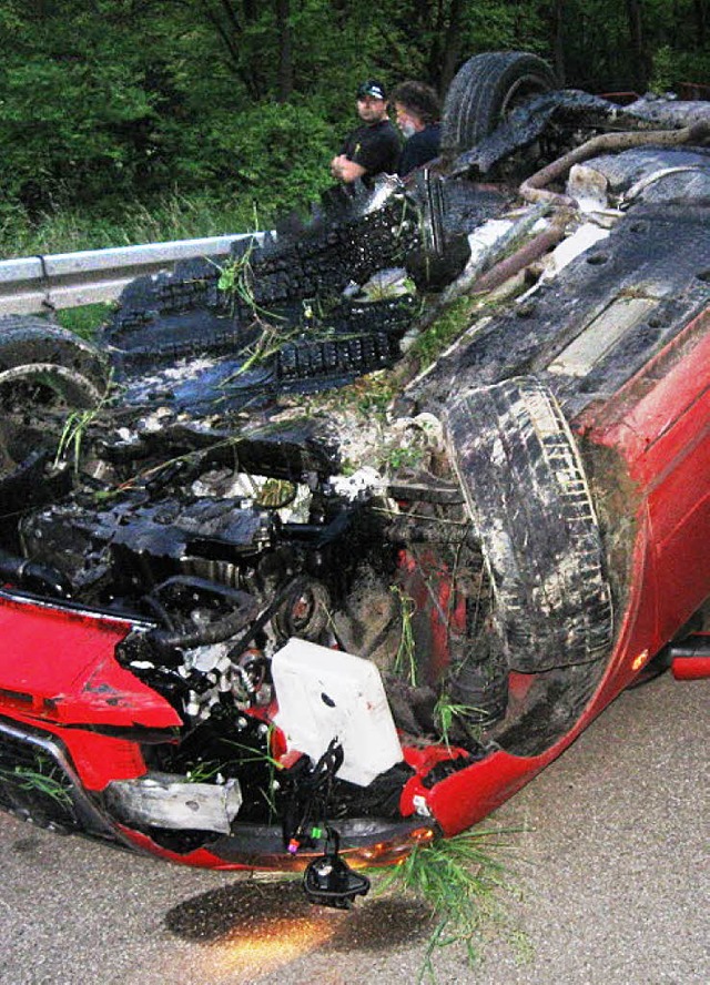 Auf dem Dach zum Stillstand gekommen: Der berschlagene Pkw auf der L&#8197;114  | Foto: Polizei