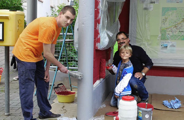 Mitglieder des Achkarrer Vereins &#822...hkarrer Dorfkern einen neuen Anstrich.  | Foto: benjamin bohn