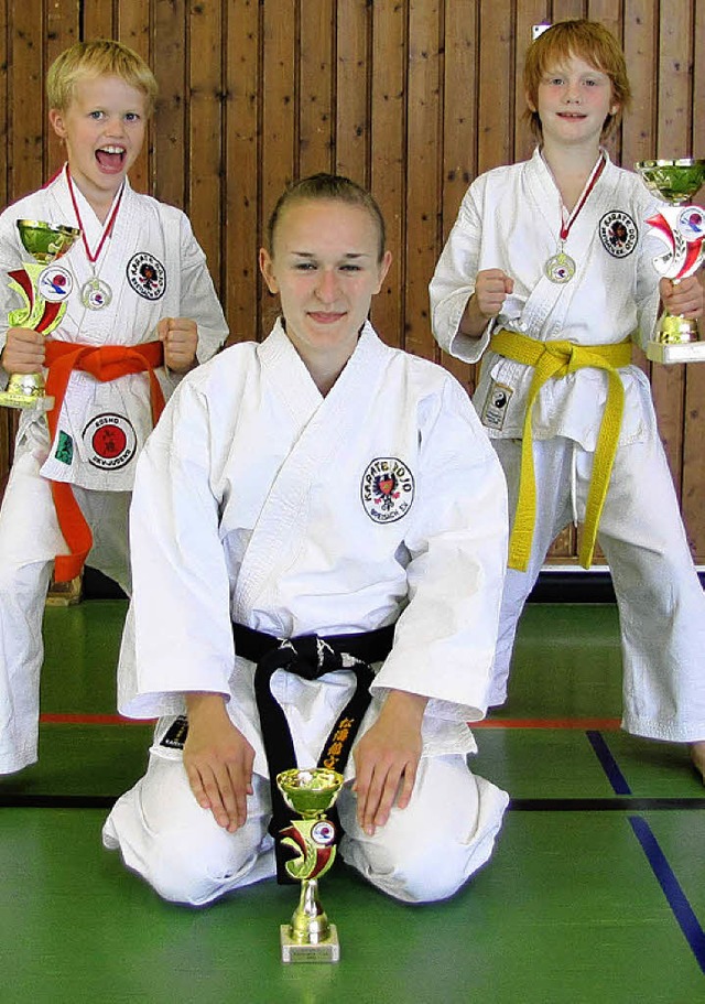 Die erfolgreichen Karateka vom Karate ...inks), Marius Werz  und Regina Neumann  | Foto: privat