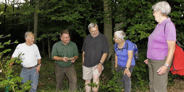 Der Seelbacher Revierfrster Hans-Jrg... interessierten Teilnehmern den Wald.   | Foto: Heidi Fssel