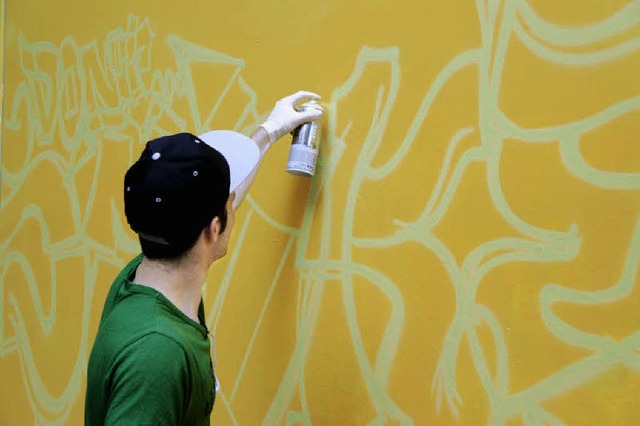 Der Graffiti-Knstler &#8222;Skunk 79&...r Fcamp-Halle ein frisches Aussehen.   | Foto: Nicole Mai