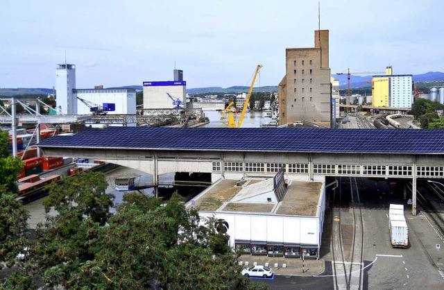 Auf 12000 Quadratmetern Dachflche ins...henus Logistic in Basel Solarpaneele.   | Foto: BZ