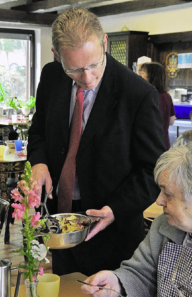 Thomas Drflinger versorgte die Bewohner mit Salat.   | Foto: Pichler