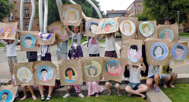 Blicke in das jeweils fremde Gesicht: ...und deutsche Kinder mit ihren Werken.   | Foto: Kunstschule