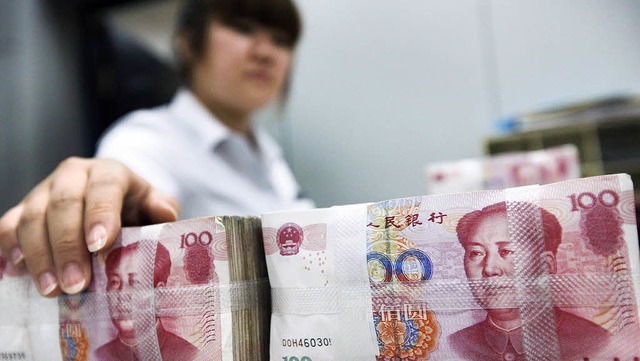 Geldstapel in einer Bank im Osten Chin.... Die Preise ziehen immer strker an.   | Foto: AFP