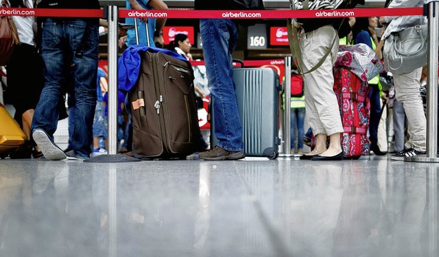 Um nicht unntig am Flughafen zu warte...tungen und Flugausflle informieren.   | Foto: dapd