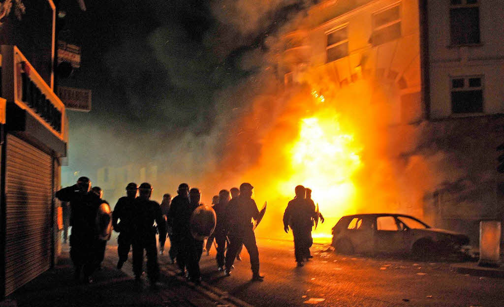 Randalierende Jugendliche setzten in mehreren Stadtteilen Gebude in Brand, plnderten Geschfte und lieferten sich Straenschlachten mit der Polizei.
