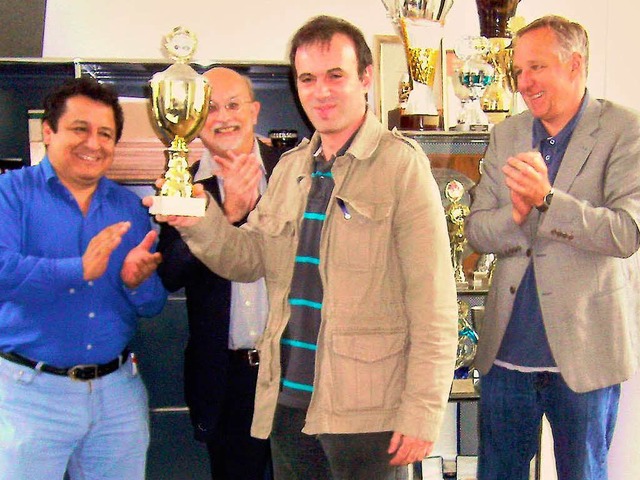 Freude bei (von links) Marcos Osorio, ...kovski mit dem Pokal und Michael Stock  | Foto: privat