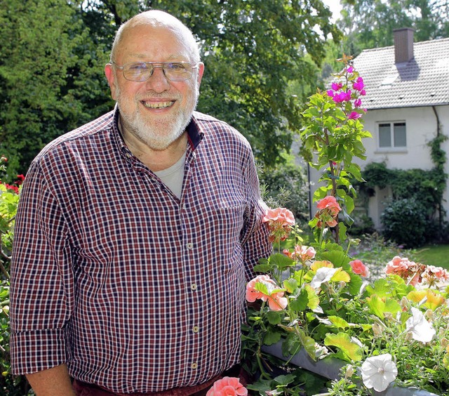 Peter Jockers, vielseitig ehrenamtlich engagiert, in seinem Garten.   | Foto: Peter Heck