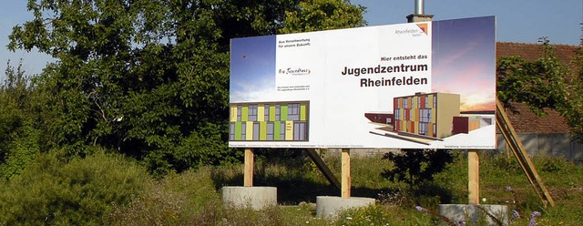 Der Standort des knftigen Jugendzentr...its mit einem Projektschild bestimmt.   | Foto: Jannik Schall