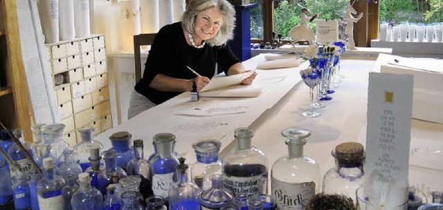 Ursula Kreutz in ihrem Atelier in Lauf... zeigt sich: Blau hat es ihr angetan.   | Foto: Dorothee Mller-Barbian