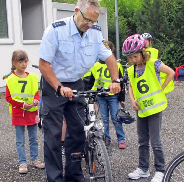 Ihre Fahrradsicherheit bten Kinder mi...izisten im Rahmen des Ferienprogramms   | Foto: Albert Greiner