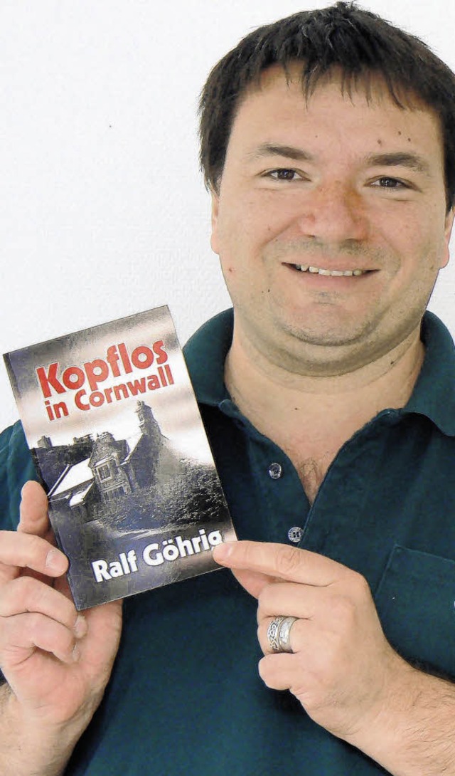 Ein Autor und ein druckfrisches Exemplar seines ersten Romans: Ralf Ghrig   | Foto: Martin