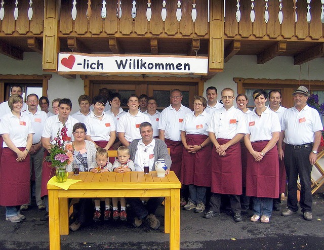 Karl und Notburga Frank mit den Enkeln...eim Brunch ber 250 Gste bewirteten.   | Foto: Wiezel