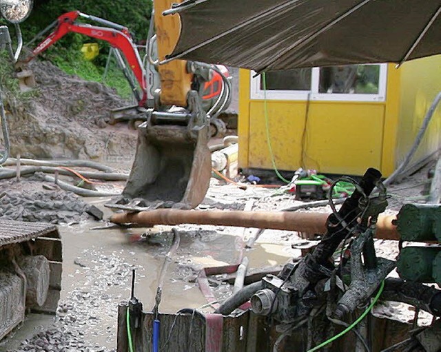 Mitten durch das Gestein treiben die B...wasserleitung an der Khlgartenwiese.   | Foto: hege