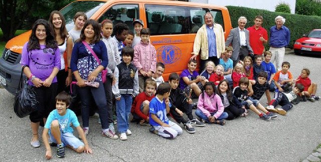 Leuchtend orange: So sieht der VW-Bus ...nis-Club fr den SAK angeschafft hat.   | Foto: thomas loisl mink