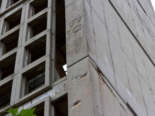 Der Beton  des Turms zerbrselt wie Butterkekse in einem Wanderrucksack.  | Foto: Carlotta Huber